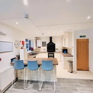Holiday home 20 Lees Road Uxbridge Ub8 3at, Hillingdon